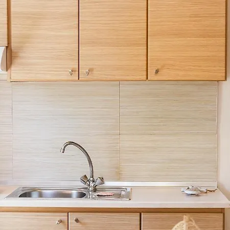 Anatoli Polichrono מלון דירות 3*