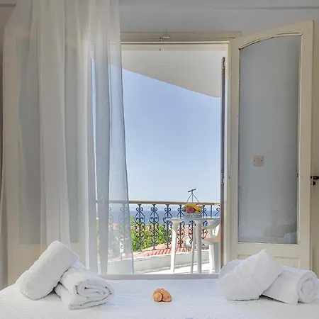 Anatoli Polichrono מלון דירות